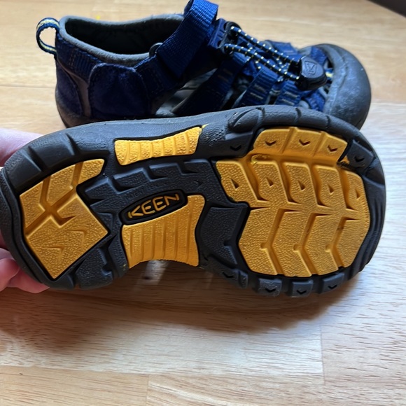 Kids keens size 10 - Picture 2 of 3